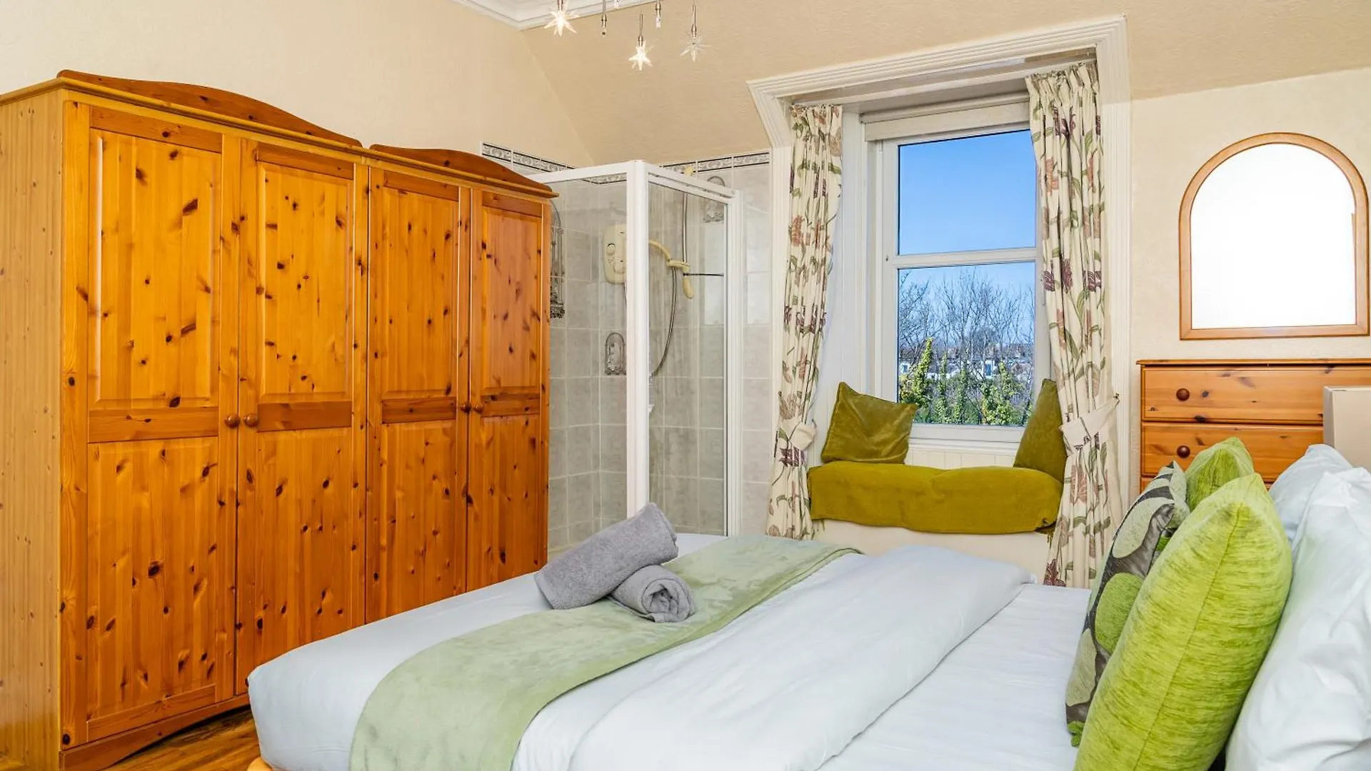 アパート Luxury 4-Bedroom Townhouse, Free Parking, Near Portobello Beach, Sleeps 8 エディンバラ