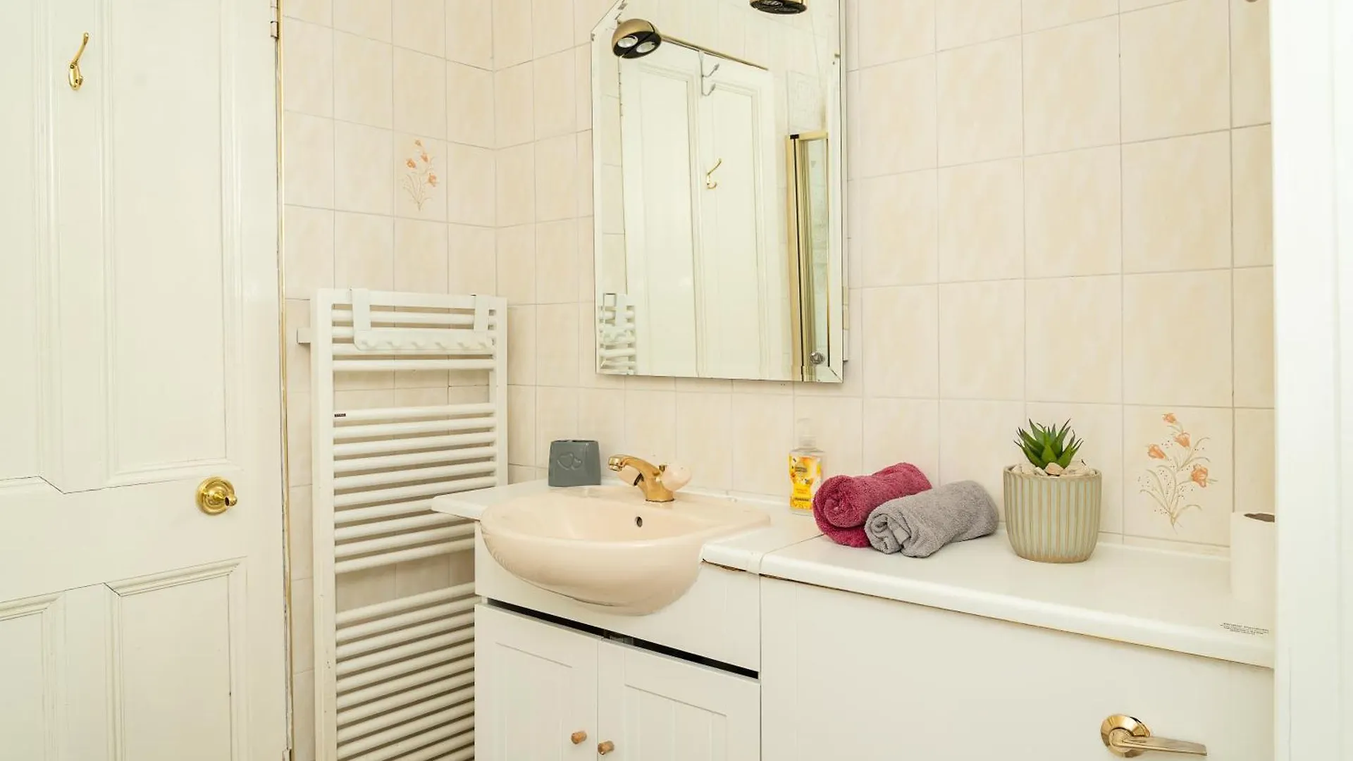 Luxury 4-Bedroom Townhouse, Free Parking, Near Portobello Beach, Sleeps 8 エディンバラ 0*,