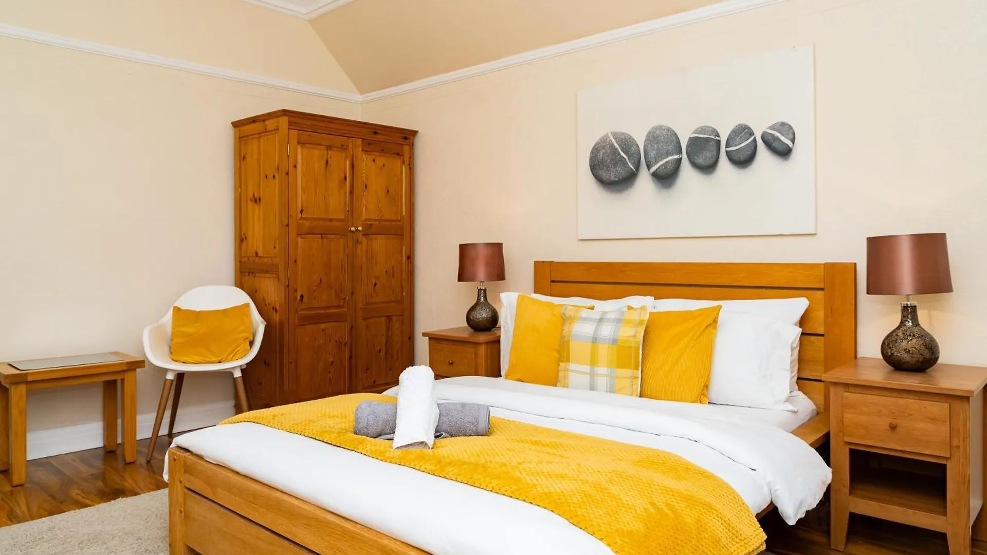 アパート Luxury 4-Bedroom Townhouse, Free Parking, Near Portobello Beach, Sleeps 8 エディンバラ