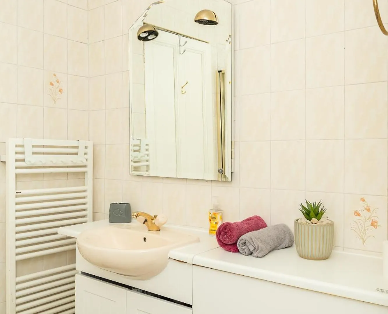 Luxury 4-Bedroom Townhouse, Free Parking, Near Portobello Beach, Sleeps 8 エディンバラ アパート