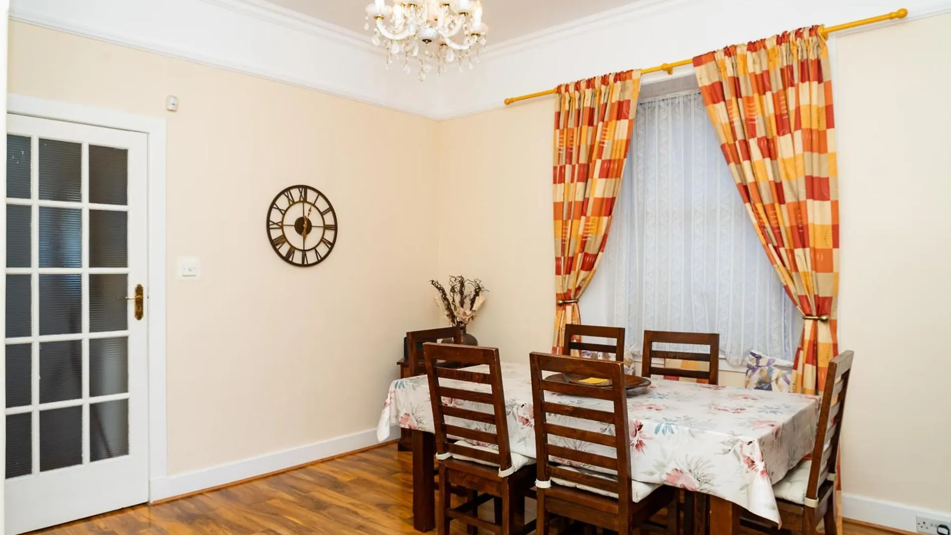Luxury 4-Bedroom Townhouse, Free Parking, Near Portobello Beach, Sleeps 8 エディンバラ 0*,  イギリス