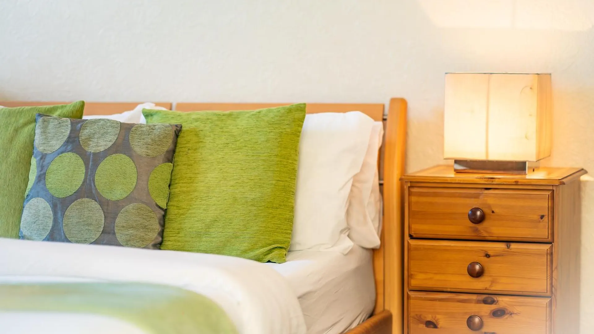 Luxury 4-Bedroom Townhouse, Free Parking, Near Portobello Beach, Sleeps 8 Edinburgh