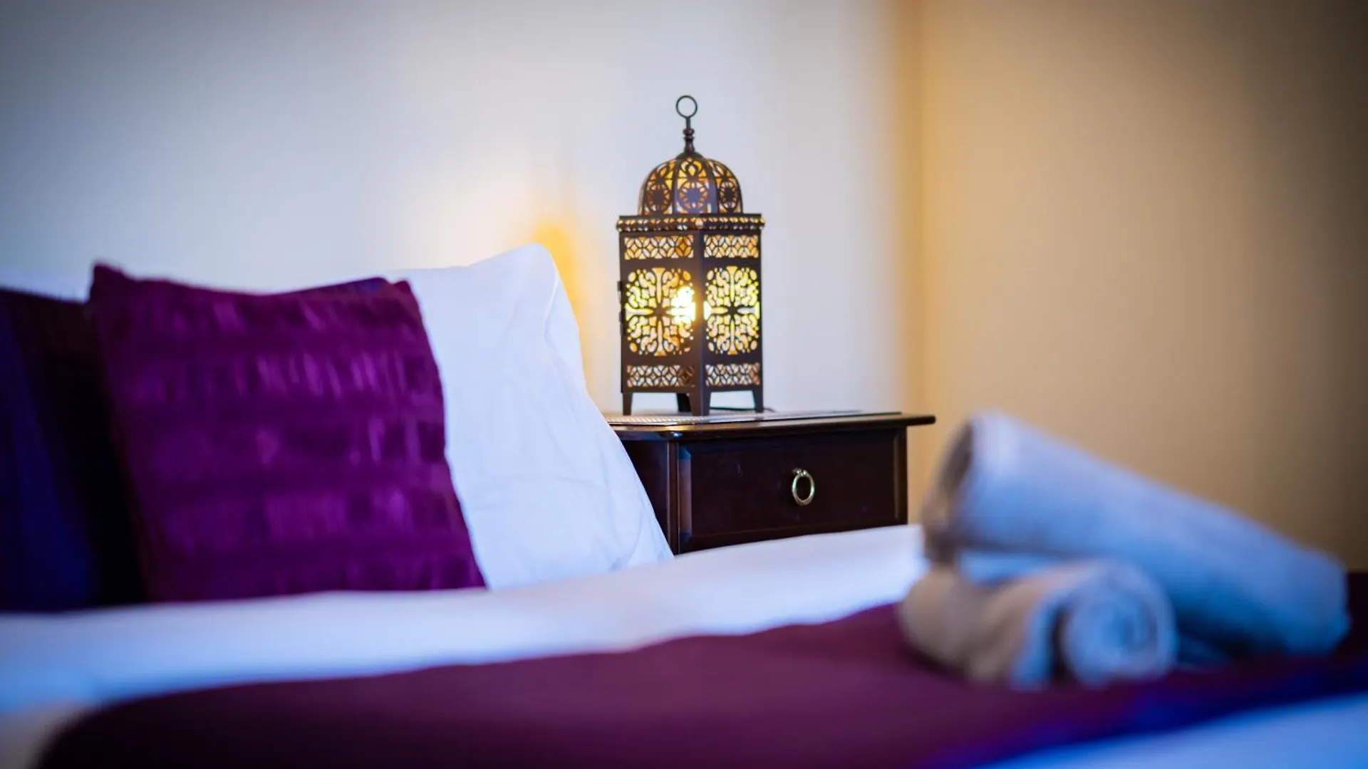 Luxury 4-Bedroom Townhouse, Free Parking, Near Portobello Beach, Sleeps 8 elérhetőségei